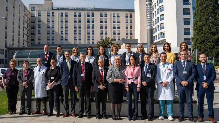 Miembros del Consejo de Direcci&oacute;n y profesionales del Servicio de Calidad de la Cl&iacute;nica, junto a los evaluadores de Joint Commission International.