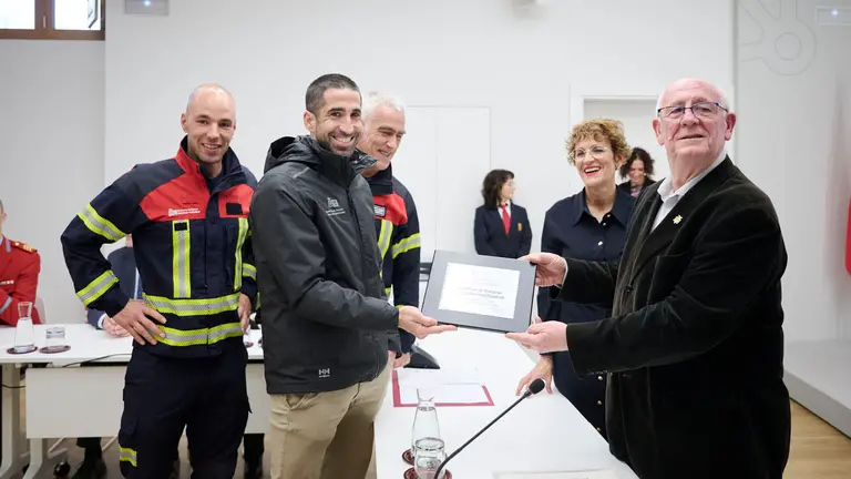 La Presidenta de Navarra participa junto al alcalde de Paiporta en un acto de reconocimiento a los efectivos de los servicios de emergencias del Gobierno de Navarra que ayudaron tras la DANA Sala de usos m&uacute;ltiples del Palacio de Navarra. PABLO LASAOSA