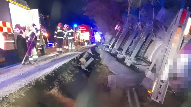 Los servicios de emergencias trabajando en el accidente de Erice. CEDIDA