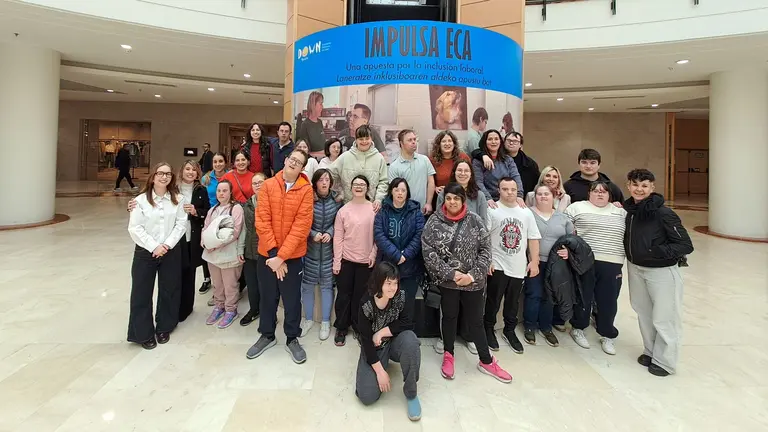 Miembros de la asociaci&oacute;n Down Navarra en la inauguraci&oacute;n de la exposici&oacute;n impulsa ECA. CEDIDA