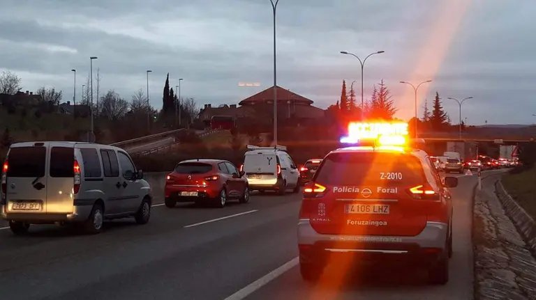 Retenciones en la variante PA-30 de Pamplona a causda de una colisión múltiple anterior. POLICÍA FORAL