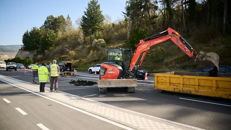 Comienzo de las obras de Beloso con una cata en la grieta. PABLO LASAOSA