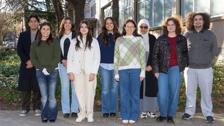 Pie de foto (de izquierda a derecha): Marco V&aacute;sconez, F&aacute;tima Scheggia, Florencia

Spano, Isabella Casafranca, Danna Ximena Gir&oacute;n, Florencia Alfaro, Mareim Sidi

baba, Stasia Matora y Dominick Jacomd. UNIVERSIDAD DE NAVARRA