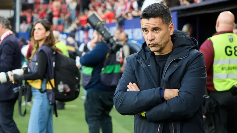 Michel S&aacute;nchez (entrenador Girona FC) durante el partido de La Liga EA Sports entre CA Osasuna y Girona FC disputado en el estadio de El Sadar en Pamplona. I&Ntilde;IGO ALZUGARAY