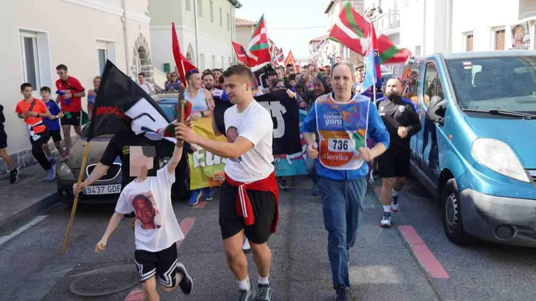Imagen del ni&ntilde;o con la camiseta del etarra Patxi Ruiz, en la Korrika de hoy a su paso por Pamplona