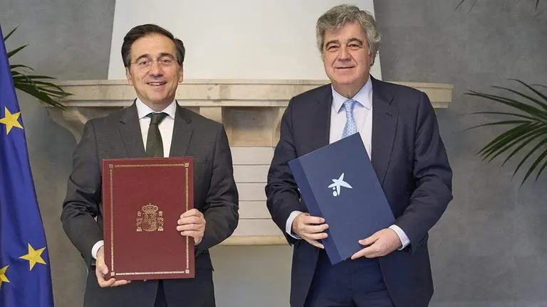 El ministro de Asuntos Exteriores, Uni&oacute;n Europea y Cooperaci&oacute;n, Jos&eacute; Manuel Albares, y el director general de la Fundaci&oacute;n &rdquo;la Caixa&rdquo;, Josep Maria Coronas. FUNDACI&Oacute;N LA CAIXA