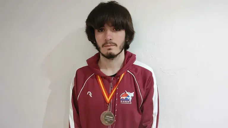 Oroel Villan&uacute;a, con su medalla de bronce de la Olimpiada Matem&aacute;tica Espa&ntilde;ola. UNIVERSIDAD P&Uacute;BLICA DE NAVARRA