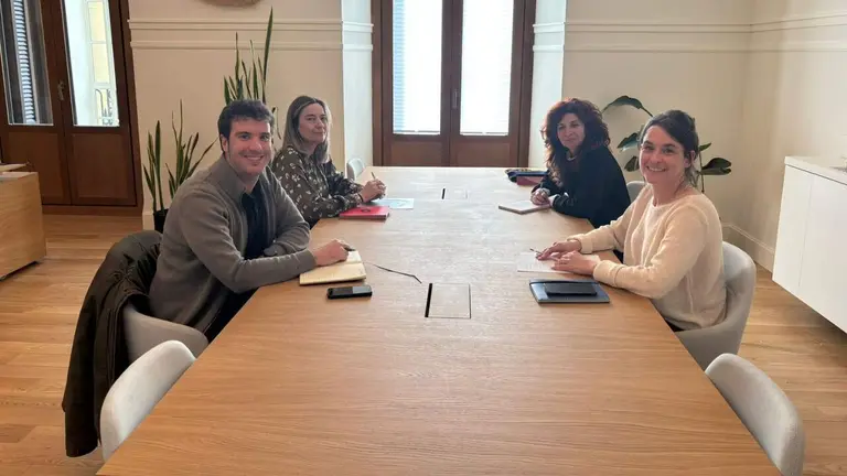 De izquierda a derecha: el presidente de la FNMC, Xabier Alkuaz; la secretaria general de la FNMC, Berta Enrique Cornago; la directora general de Pol&iacute;ticas Migratorias, Eva Gurr&iacute;a; y la vicepresidenta Bego&ntilde;a Alfaro. GOBIERNO DE NAVARRA