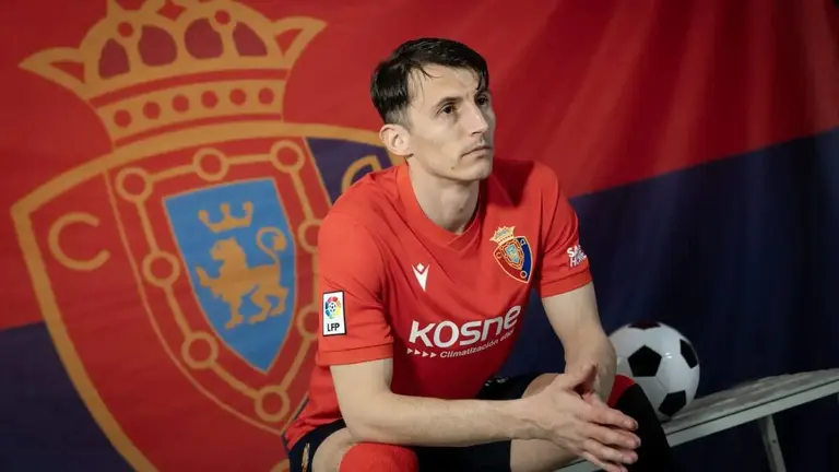 El jugador de Osasuna, Ante Budimir, con la nueva camiseta retro del club rojillo.