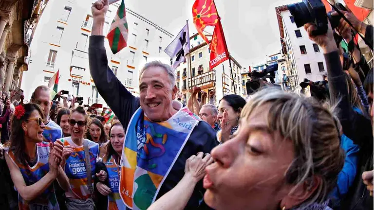 El alcalde de Pamplona en la carrera con s&iacute;mbolos proetarras. EFE