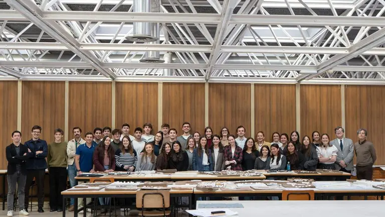 Estudiantes de Arquitectura que han dise&ntilde;ado los proyectos para Chiva. UNIVERSIDAD DE NAVARRA