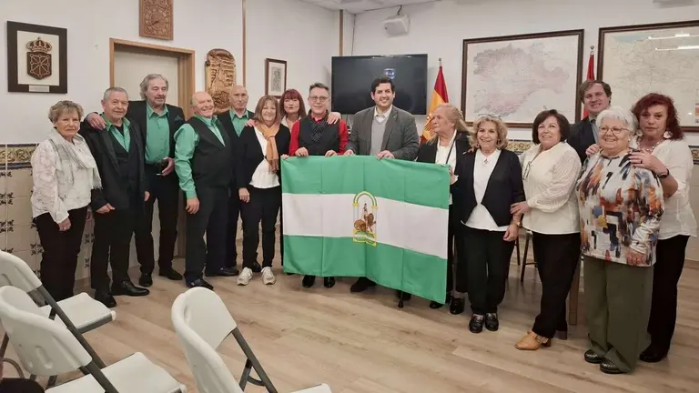 Fotograf&iacute;a de familia de la Asociaci&oacute;n Coro Rociero Andaluc&iacute;a de Burlada. CEDIDA