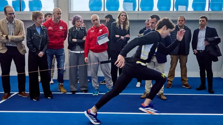 La Presidenta observa a un atleta realizando pruebas con la nueva tecnolog&iacute;a de la instalaci&oacute;n. GOBIERNO DE NAVARRA