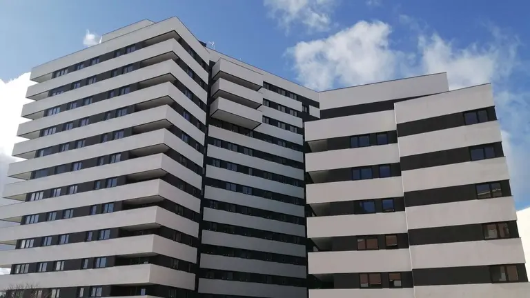 Un edificio de pisos nuevos construido en Bara&ntilde;&aacute;in. CEDIDA