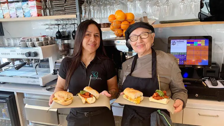 Sandra Flor y Doris Trujillo en la cafeter&iacute;a Beef Sua de Lezkairu. Navarra.com