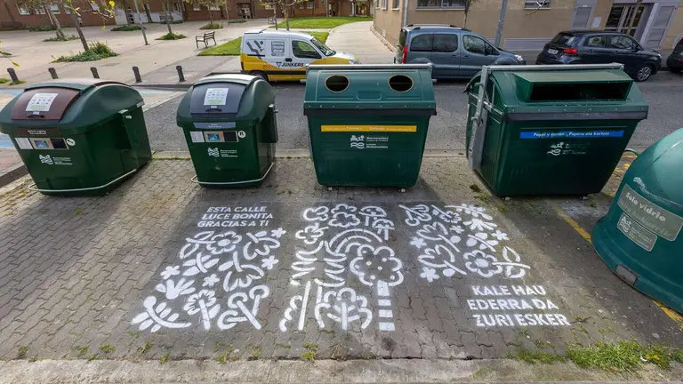 Pintada para concienciar contra el bolseo junto a unos contenedores en Anso&aacute;in. MANCOMUNIDAD DE LA COMARCA DE PAMPLONA