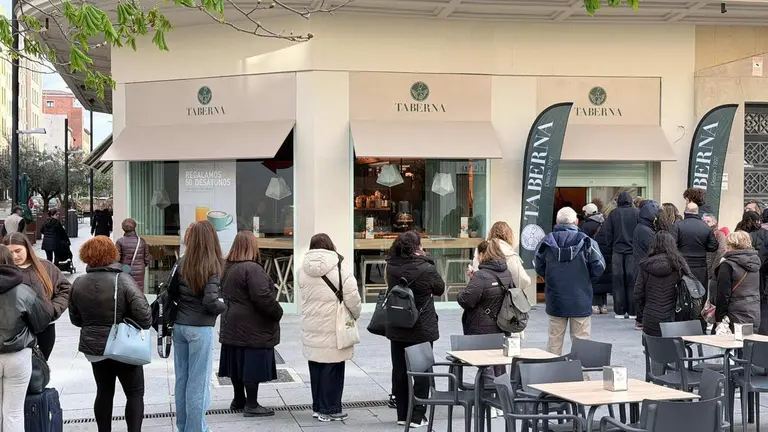 Cola de nuevos clientes en la apertura hoy del Taberna de Carlos III. CEDIDA