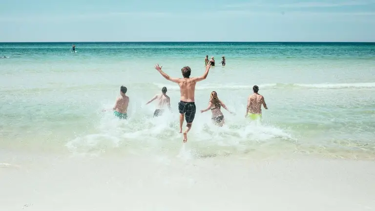 Un grupo de amigos disfrutando de unas vacaciones en la playa. PIXABAI