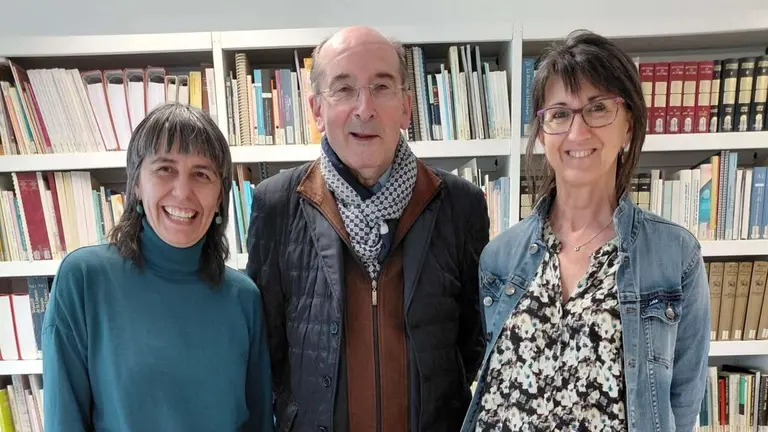De izquierda a derecha: la jefa de la Secci&oacute;n de la Biblioteca de Navarra, Mar&iacute;a Luisa Garces; el expresidente y profesor universitario Juan-Cruz Alli; y la directora del Servicio de Bibliotecas, Clara Flamarique. GOBIERNO DE NAVARRA