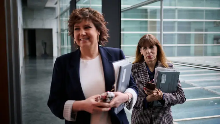 Ainhoa Unzu y Maite Esporr&iacute;n del PSN en su llegada a la Mesa y Junta de Portavoces del Parlamento. PABLO LASAOSA