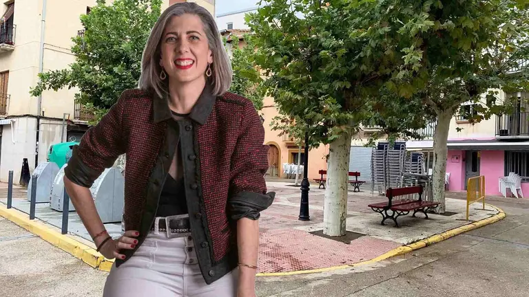 Fotomontaje con una imagen de la alcaldesa de Lodosa, Laura Rem&iacute;rez Noguera, sobre una vista  de la plaza Chapalangarra de esta misma localidad. NAVARRA.COM