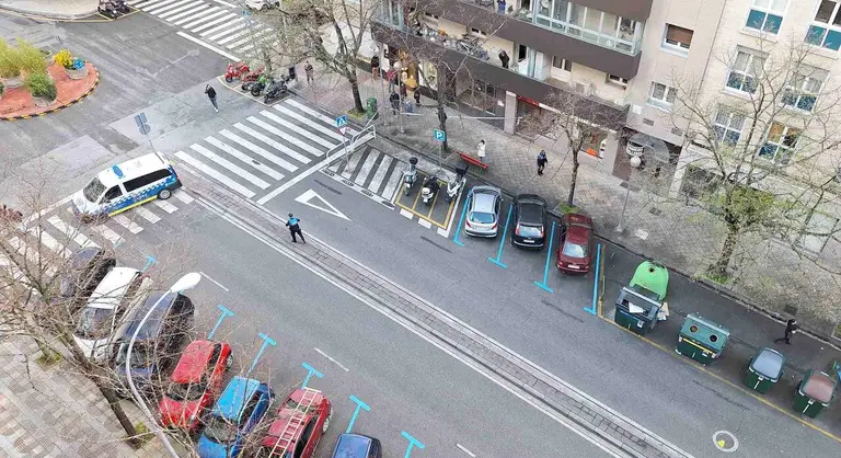 Agentes de la Polic&iacute;a Municipal de Pamplona cortan la calle Monasterio de Urdax. NAVARRA.COM