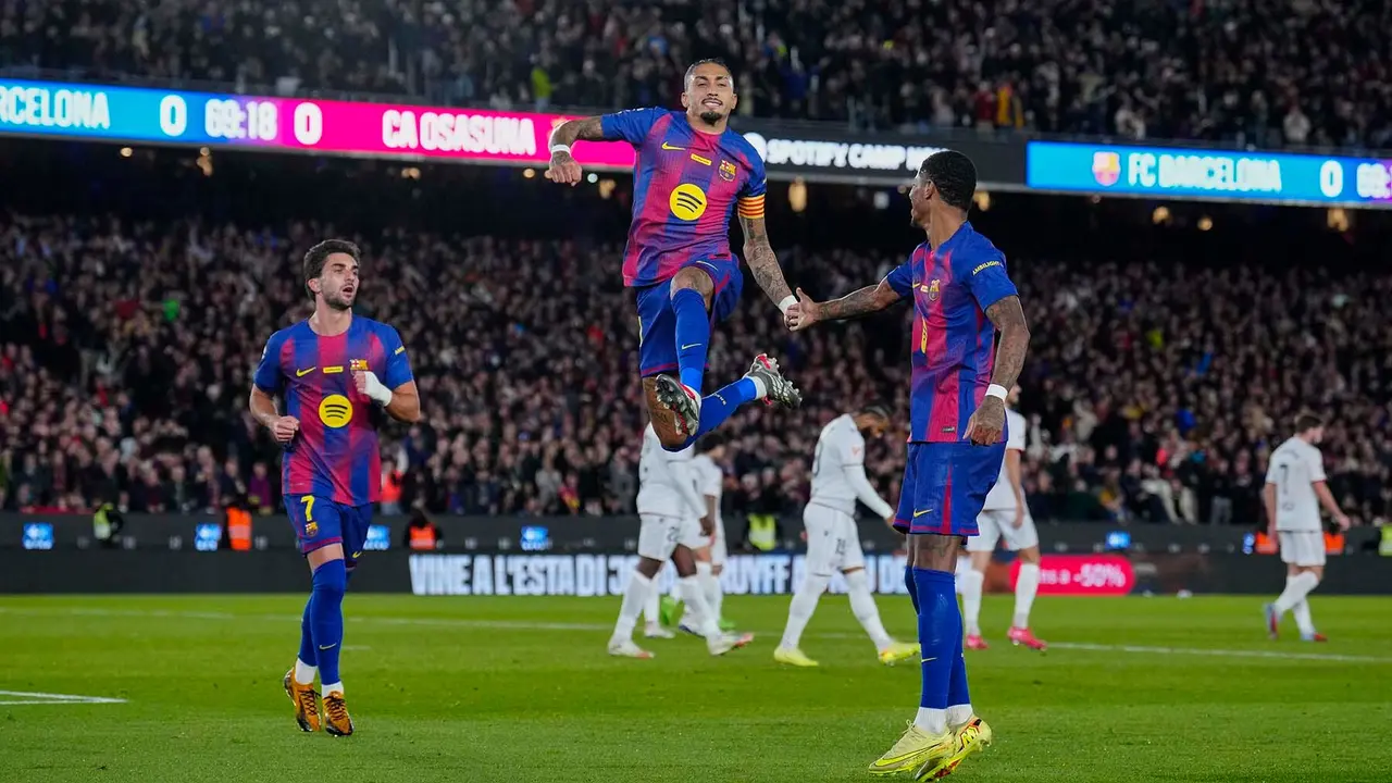 El delantero brasileño del FC Barcelona Raphinha (c) celebra con sus compañeros el gol marcado ante el Osasuna durante el partido de la jornada 16 de LaLiga que FC Barcelona y Atlético Osasuna disputan este sábado en el Camp Nou. EFE/Alejandro García