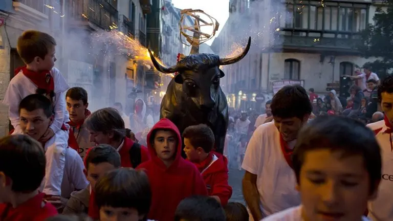 Torico de fuego en sanfermines en Pamplona. San Ferm&iacute;n, ni&ntilde;os, noche, toros. JES&Uacute;S GARZAR&Oacute;N 3