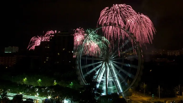 Espect&aacute;culo de fuegos artificiales en sanfermines en Pamplona. San Ferm&iacute;n, noche, pirotecnia, noria. CRISTINA N&Uacute;&Ntilde;EZ BAQUEDANO