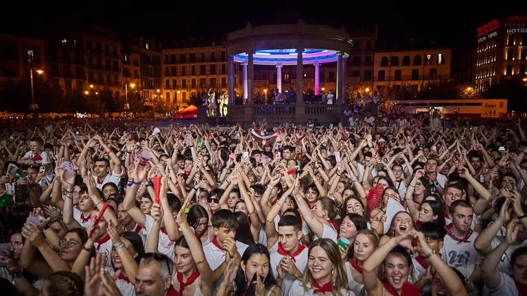 CONCIERTO DE ZETAK EN LA PLAZA DEL CASTILLO EL D&Iacute;A 8