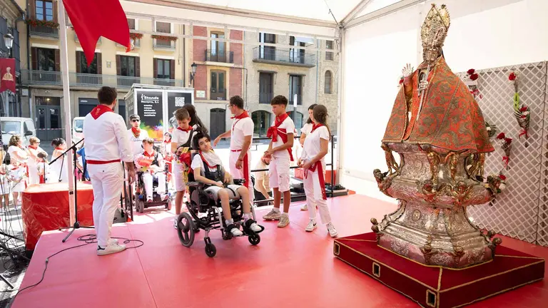 CIentos de ni&ntilde;os participan en la ofrenda floral a San Ferm&iacute;n. Maite H. Mateo