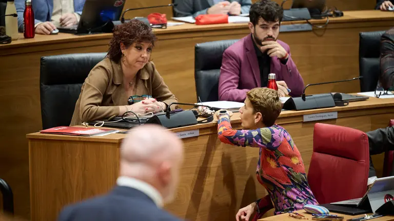 María Chivite conversa con la portavoz del PSN en el Parlamento, Ainhoa Unzu, durante la intervención de Javier Esparza (UPN). PABLO LASAOSA
