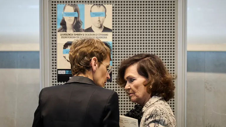 La presidenta de Navarra, María Chivite, y el presidente del Parlamento foral, Unai Hualde, participan en un acto conmemorativo del XXV aniversario de la creación del Consejo de Navarra con la presencia de la presidenta del Consejo de Estado, Carmen Calvo, y la presidenta del Consejo de Navarra, Ana Clara Villanueva. PABLO LASAOSA