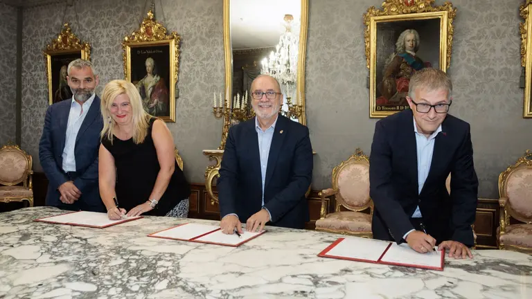 De izda a dcha: Edelmiro Castro, Leire Díez, consejero Cigudosa y Francisco Fernández. GOBIERNO DE NAVARRA