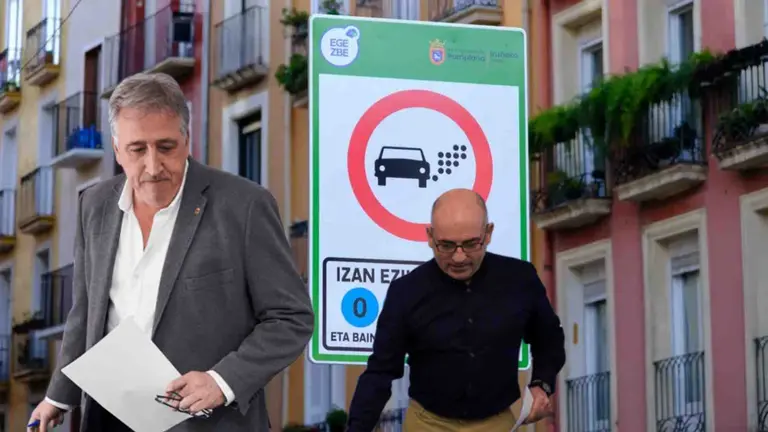 Asiron y Abaurrea, frente a la imagen del cartel indicativo de la Zona de Bajas Emisiones