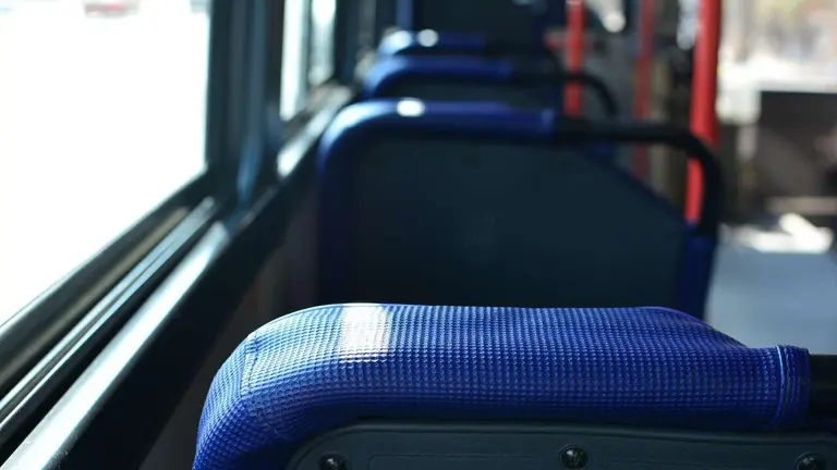 Interior de un autob&uacute;s. PIXABAI