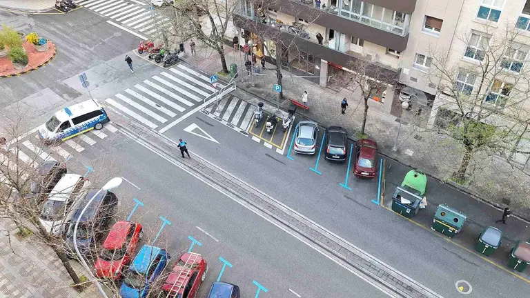 Agentes de la Polic&iacute;a Municipal de Pamplona cortan la calle Monasterio de Urdax. NAVARRA.COM