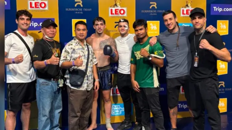 Alex Torreguitart posa junto a sus entrenadores y amigos, entre ellos, Ion Fern&aacute;ndez, quien tambi&eacute;n venci&oacute; este lunes en una pelea en el Siam Stadium de Bangkok. CEDIDA