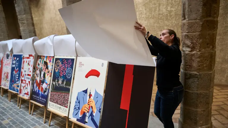 La concejala delegada de Cultura, Fiestas y Deporte, Maider Beloki, el director del &aacute;rea, &Iacute;&ntilde;igo G&oacute;mez, y las personas que han integrado el jurado t&eacute;cnico presentan las diez obras finalistas del concurso de carteles de San Ferm&iacute;n 2026. PABLO LASAOSA