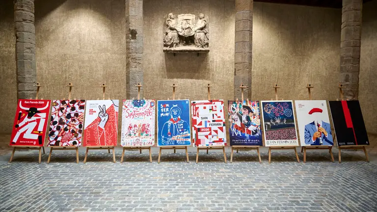 La concejala delegada de Cultura, Fiestas y Deporte, Maider Beloki, el director del &aacute;rea, &Iacute;&ntilde;igo G&oacute;mez, y las personas que han integrado el jurado t&eacute;cnico presentan las diez obras finalistas del concurso de carteles de San Ferm&iacute;n 2026. PABLO LASAOSA