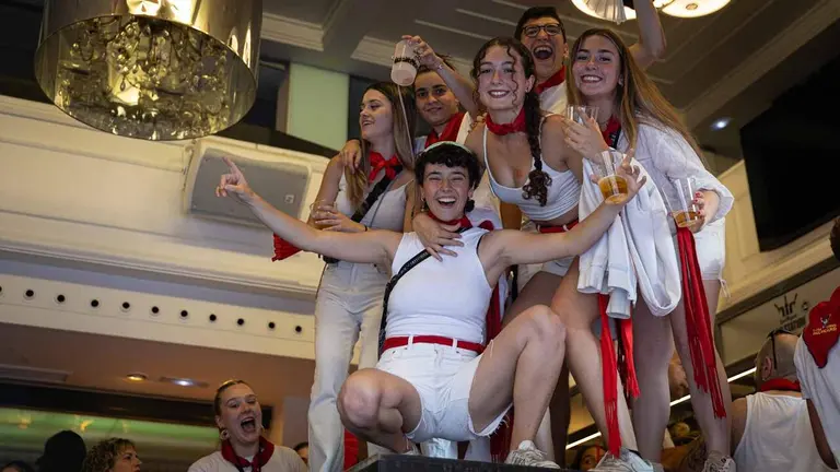 Calles abarrotadas en el segundo fin de semana de San Fermín en Pamplona. MAITE H. MATEO
