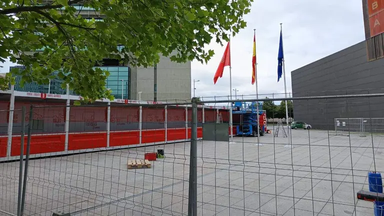Instalaci&oacute;n de la T&oacute;mbola de C&aacute;ritas en la plaza de Baluarte. NAVARRA.COM