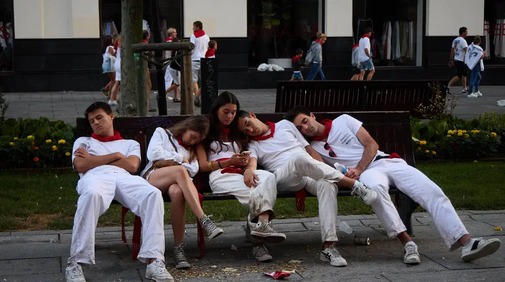 Cansancio y suciedad en las calles de Pamplona tras la fiesta del s&aacute;bado por la noche durante las fiestas de San Ferm&iacute;n 2025. I&Ntilde;IGO ALZUGARAY