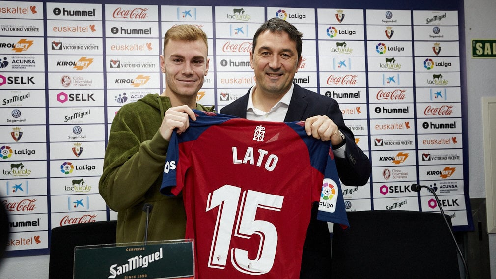           Lato ya se viste de rojo: el lateral izquierdo de Osasuna ya luce el que será su nuevo escudo
        