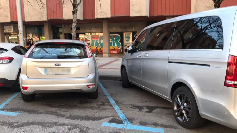 Pamplona se convierte en el lienzo de los gamberros que ensucian la ciudad con sus grafitis