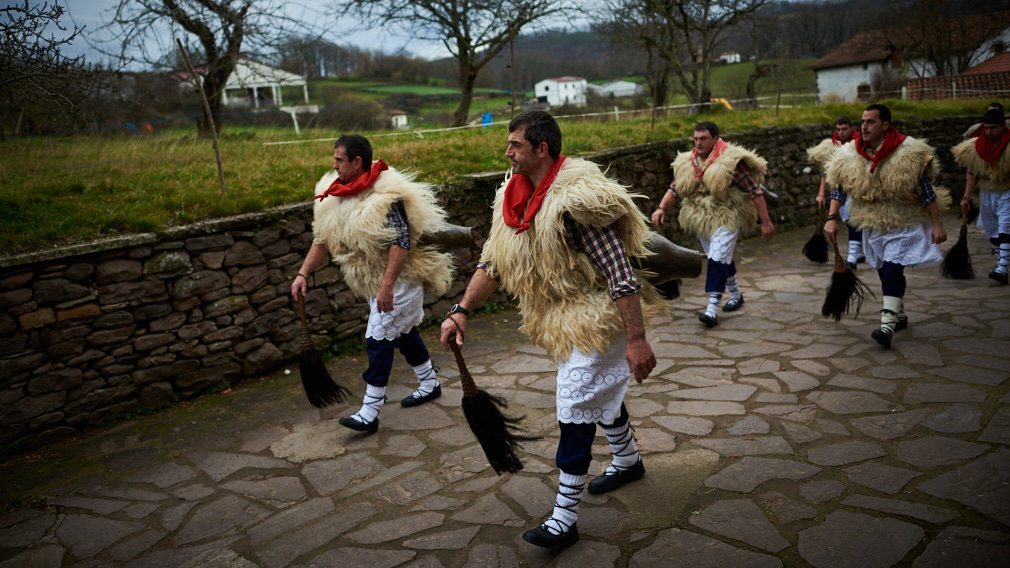           Los Ioaldunak de Zubieta acuden a Ituren para ahuyentar a los malos espíritus: las imágenes de un desfile único
        