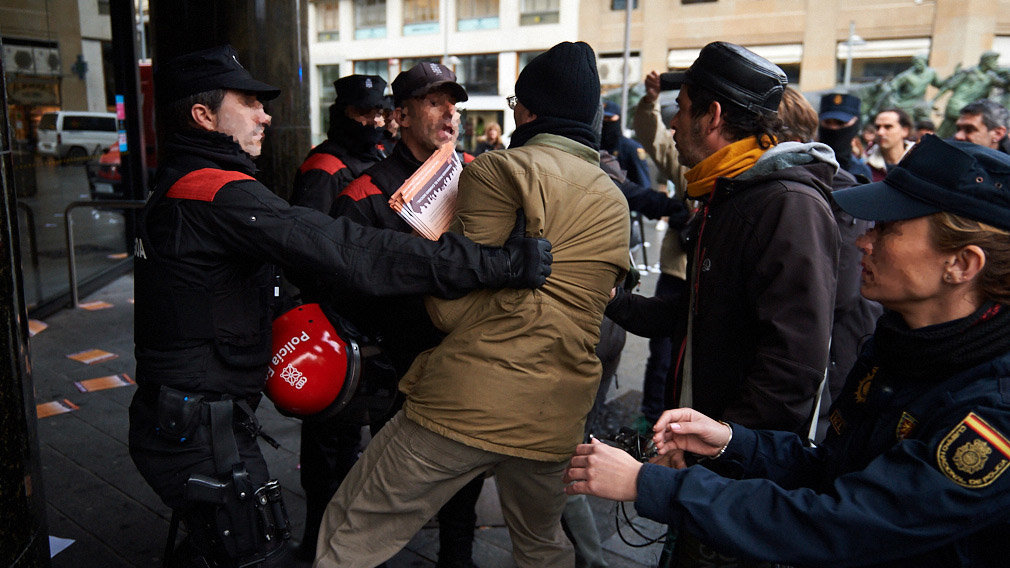 Tensión en Navarra: la huelga general provoca varios altercados entre los radicales y la policía
        