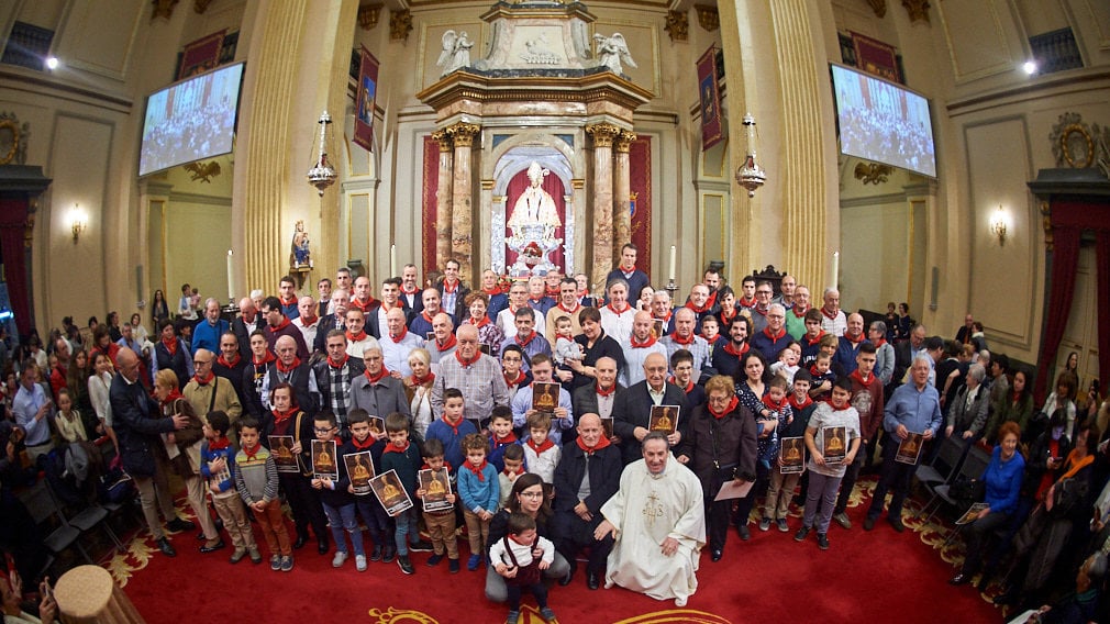           Una escalera llena de 'Fermines': las imágenes del 2 de febrero con decenas de personas con el nombre del santo
        
