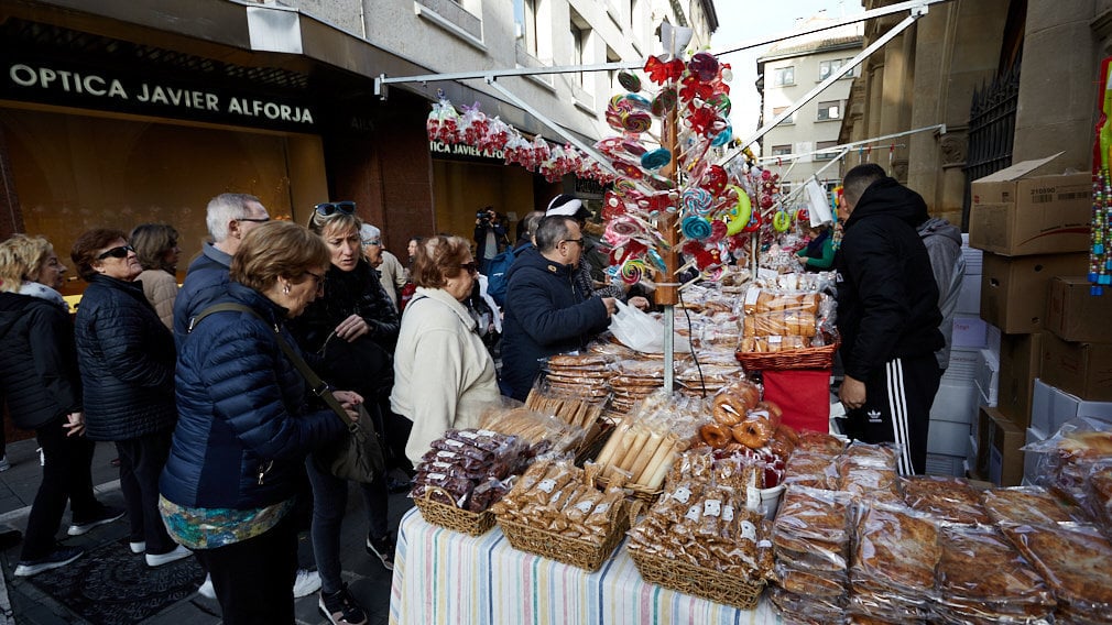           Roscos, chupetes de caramelo y pastas: Pamplona endulza sus calles por San Blas
        