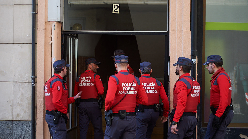           La actuación de la Policía Foral para detener al hombre atrincherado en Pamplona
        